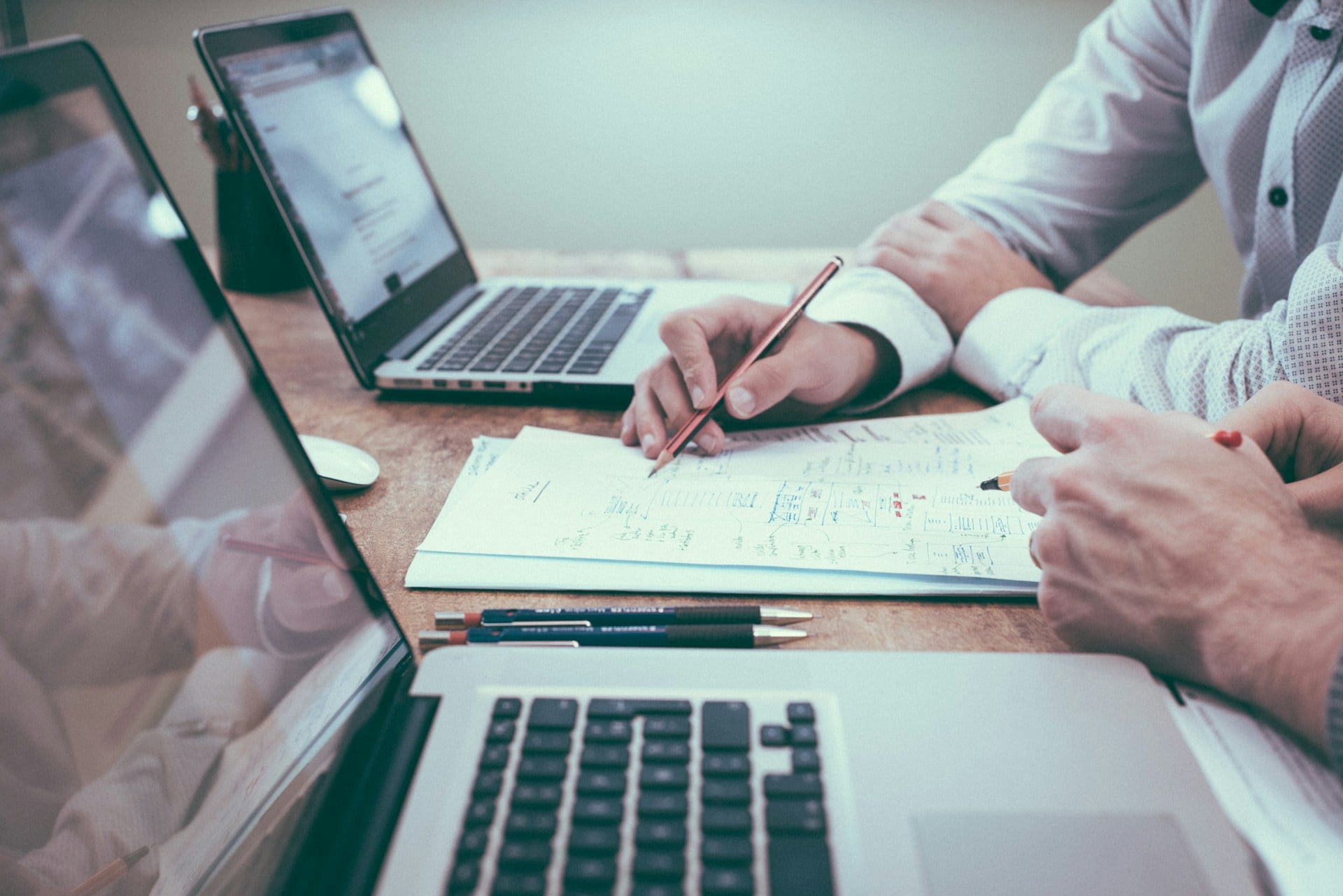 Profissionais analisando dados de sustentabilidade e ESG em ambiente de inovação